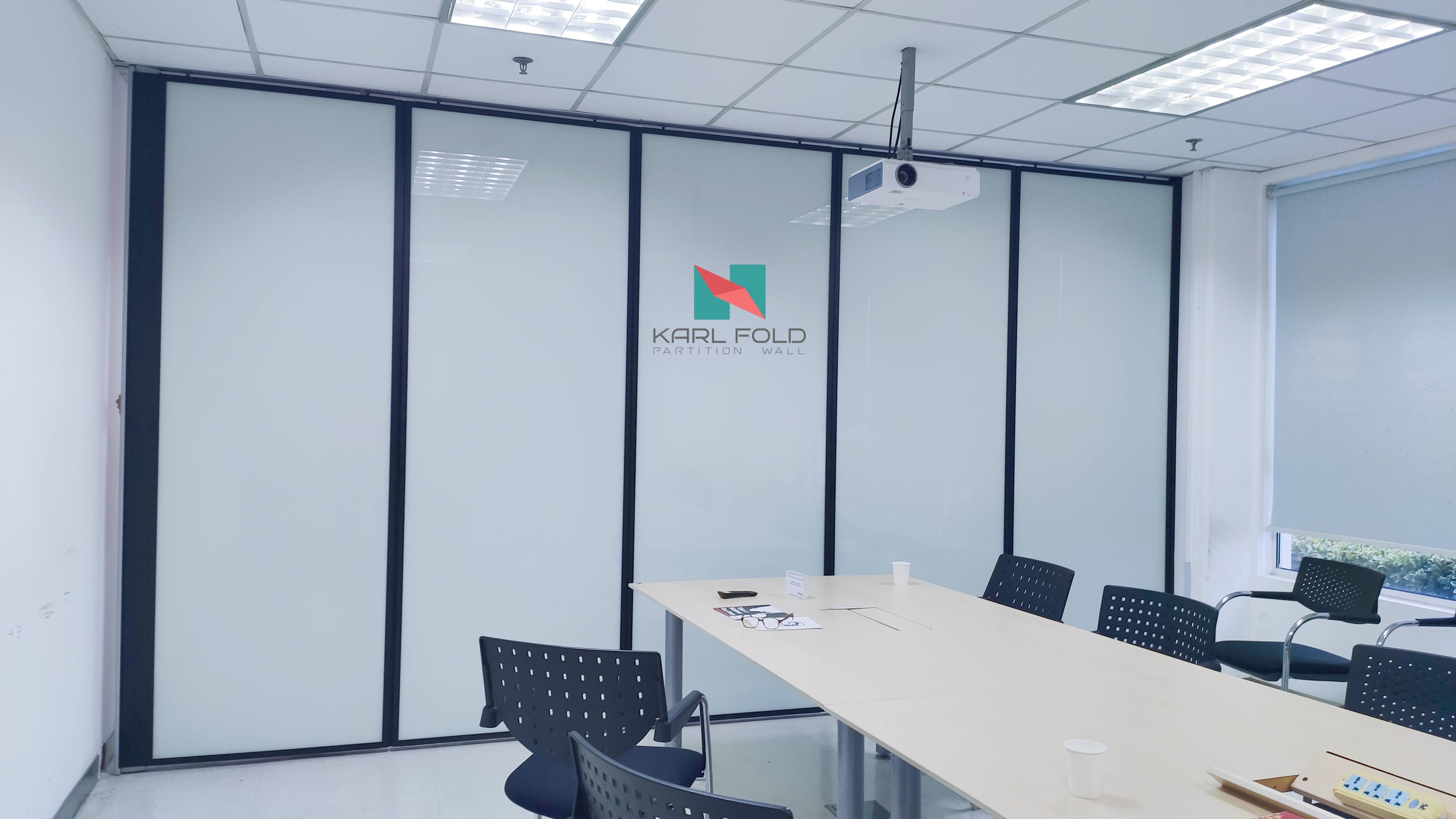 Semi-Automatic Glass Partitions in the Office of the Lingang Forklift Factory